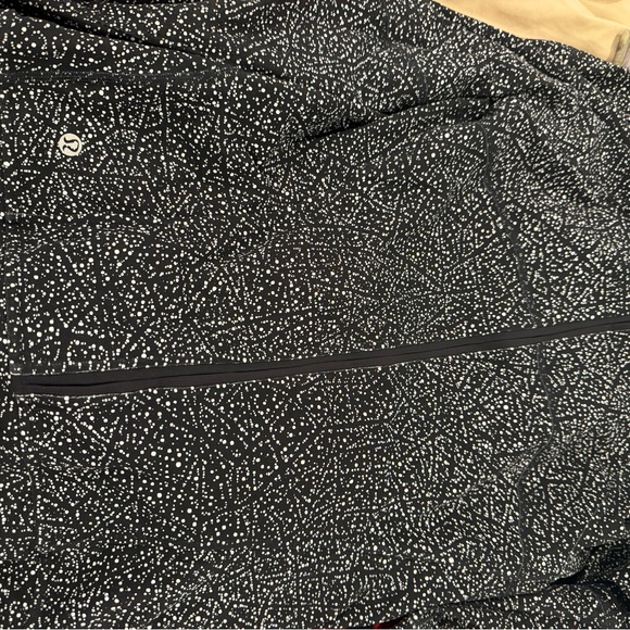 Lululemon Countour Night view white Black Patterned Jacket $118 MSRP - Picture 6 of 6
